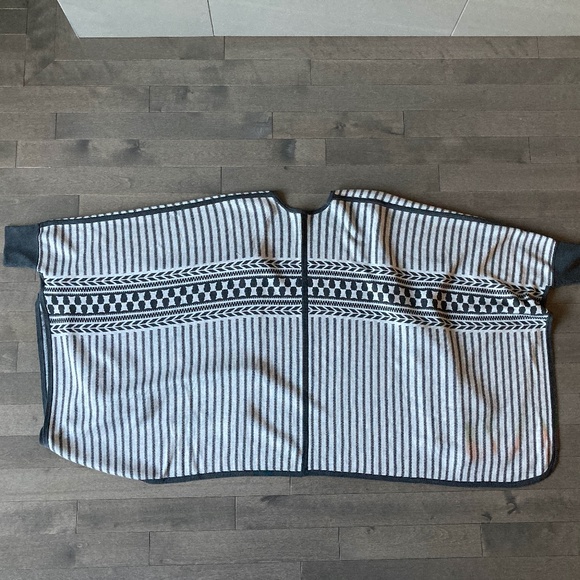 Vintage Reversible Kit and Ace Cardigan/Poncho OS - Picture 6 of 8